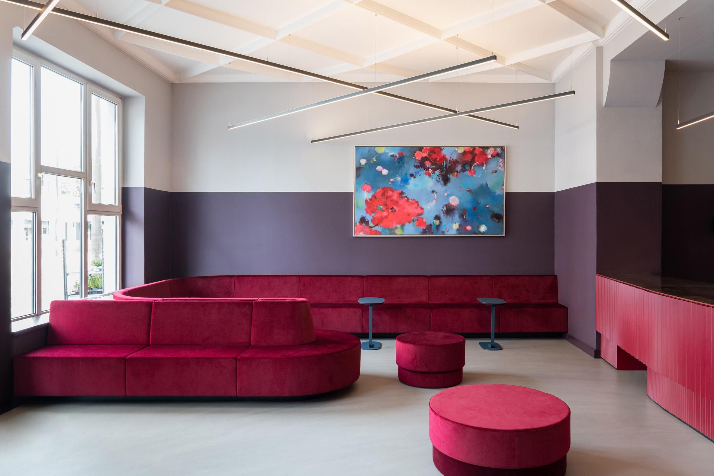 Неоновый свет и красные стены: как реконструировали исторический кинотеатр в Берлине – фото Неоновый свет и красные стены: как реконструировали исторический кинотеатр в Берлине – фото