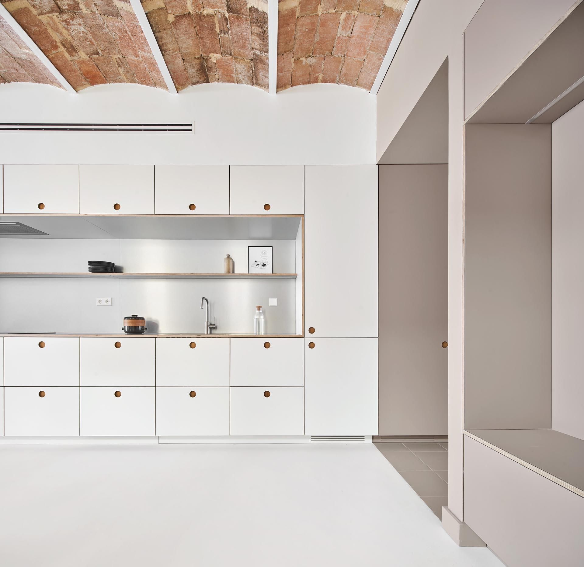 Затишна квартира в Іспанії з неймовірними поєднаннями у стилі мінімалізм: фото інтер'єру