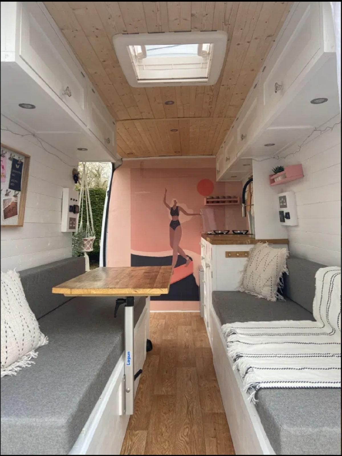 Переобладнаний фургон, який економить щомісячно 1000 фунтів: фото компактного інтер'єру Переобладнаний фургон, який економить щомісячно 1000 фунтів: фото компактного інтер'єру