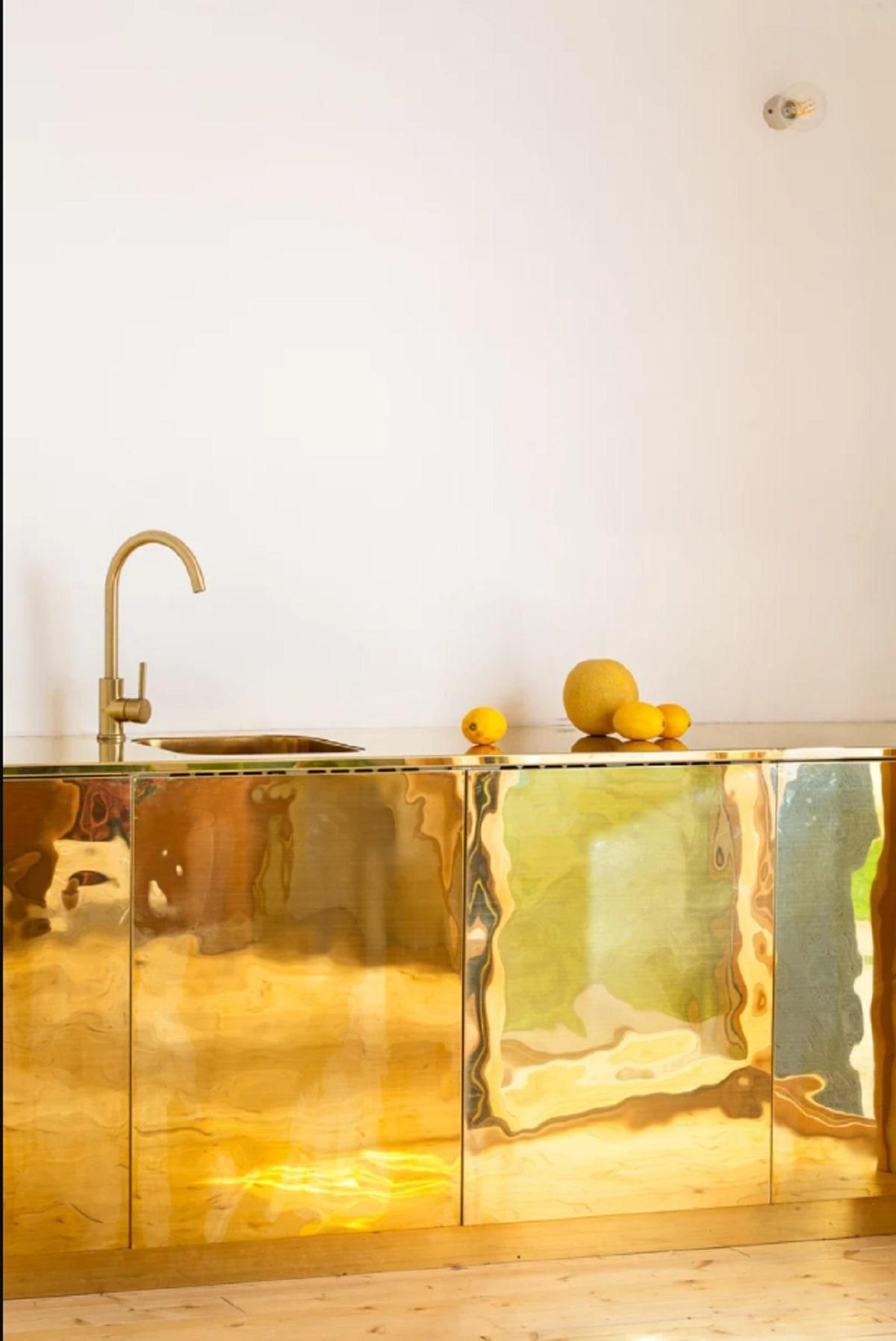 Квартира 1920-х годов в Испании с латунной кухней: фото впечатляющего интерьера Квартира 1920-х годов в Испании с латунной кухней: фото впечатляющего интерьера