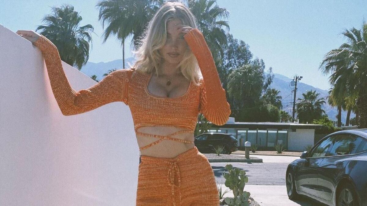 Эльза Хоск поражает ярким образом в наряде с декольте Эльза Хоск поражает ярким образом в наряде с декольте