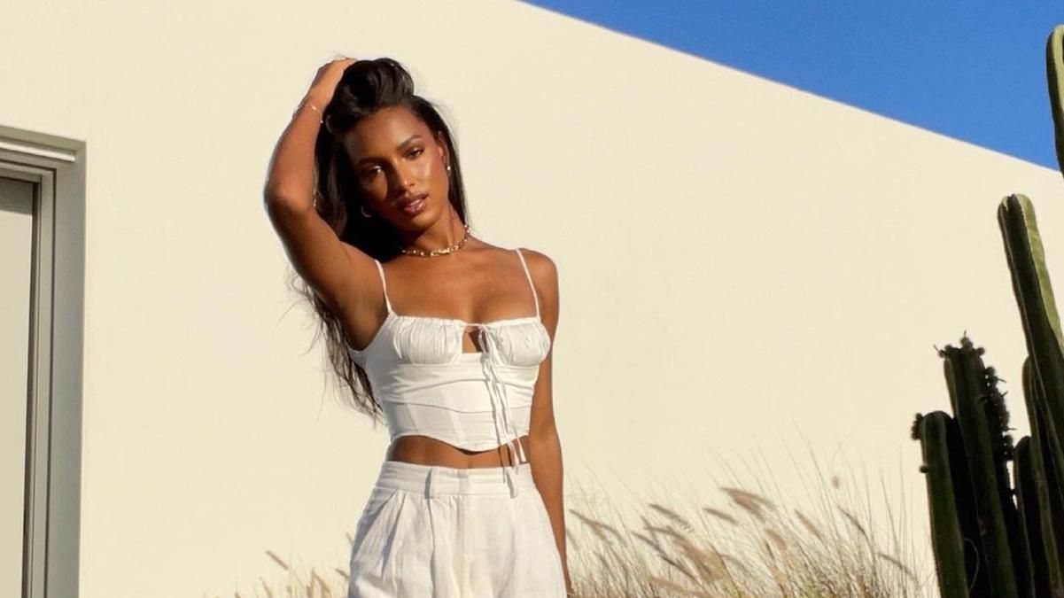 Жасмін Тукс показала варіант літнього виходу: фото в білому костюмі Жасмін Тукс показала варіант літнього виходу: фото в білому костюмі