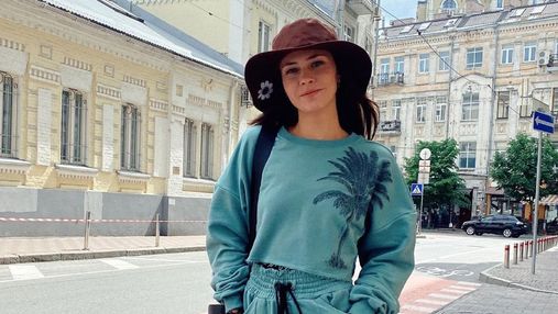 Юлия Санина прогулялась по Киеву в стильном повседневном образе