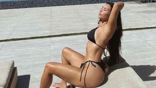 Ким Кардашян соблазнительно загорала в черном бикини: горячие фото