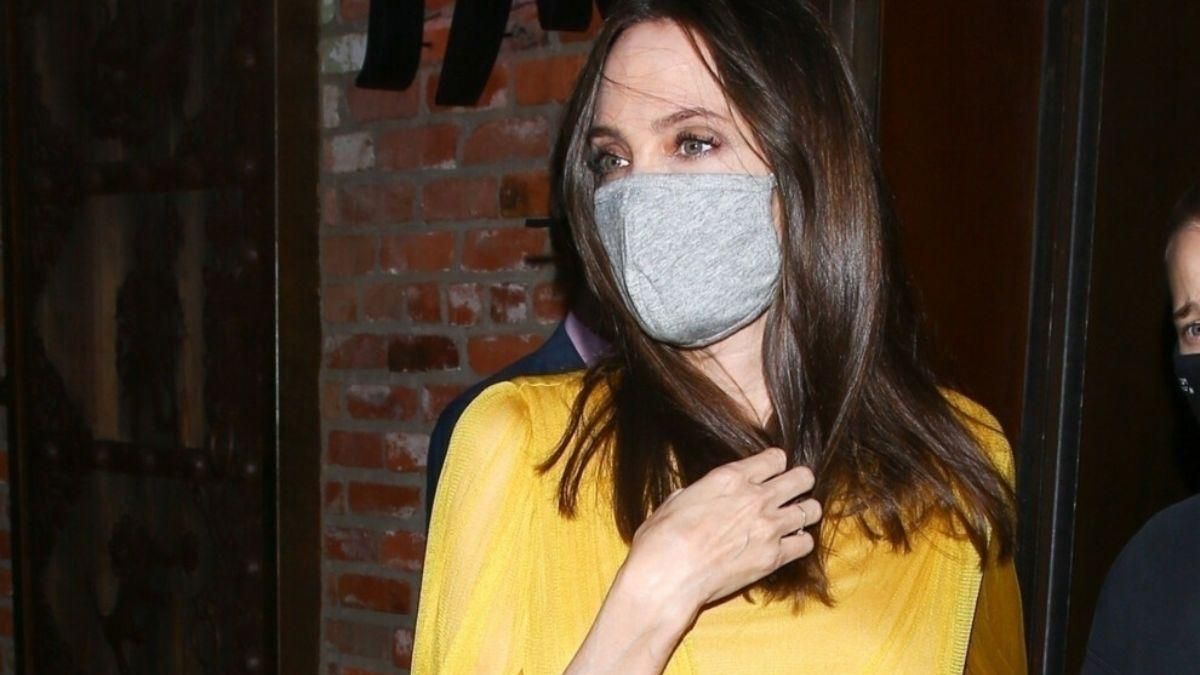 В желтом платье с сумкой Valentino: образ Анджелины Джоли В желтом платье с сумкой Valentino: образ Анджелины Джоли