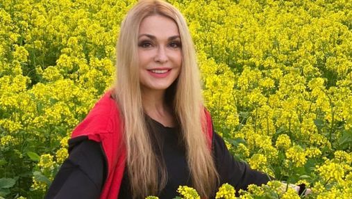 Ольга Сумская показала образ на поле среди цветения: эффектные фото
