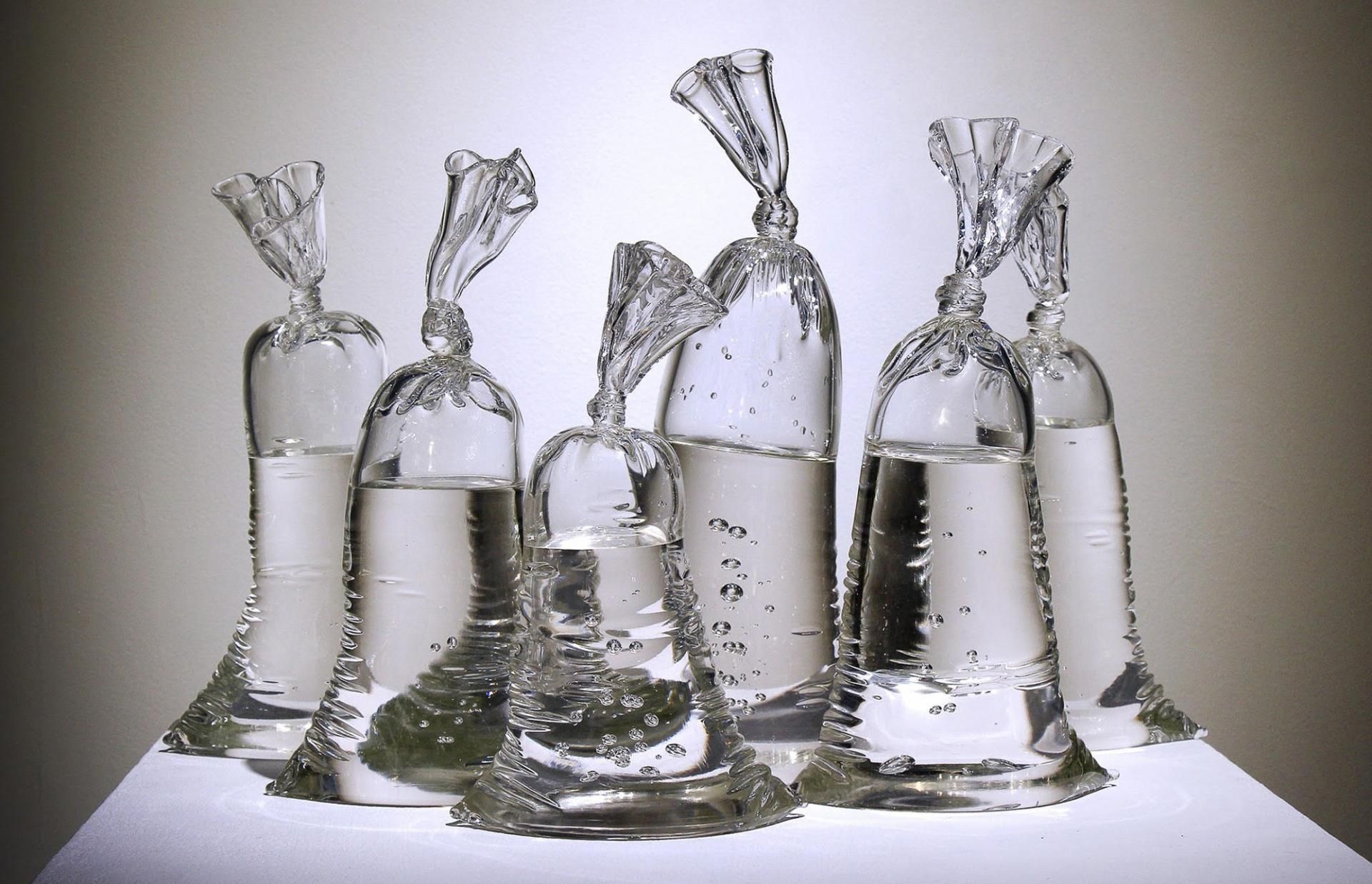Художник делает из стекла реалистичные скульптуры пакетов с водой