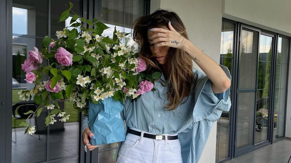 Надя Дорофєєва показала образ у джинсах з розрізами і сорочці оверсайз Надя Дорофєєва показала образ у джинсах з розрізами і сорочці оверсайз