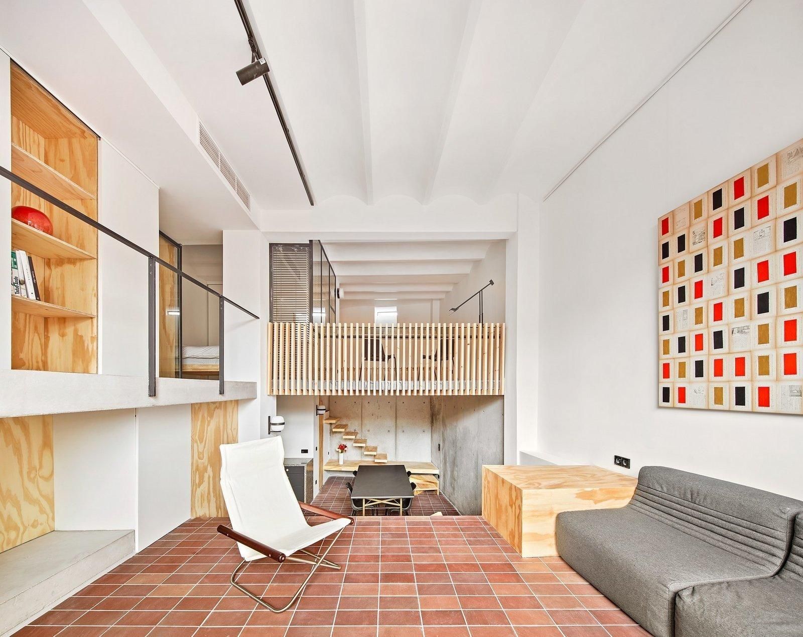 С заброшенного помещения в просторный дом: фото минималистичного проекта в Барселоне