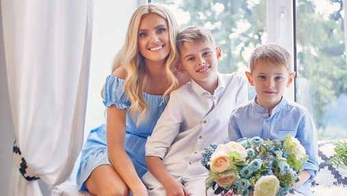 У блакитній сукні: Ірина Федишин в ніжному образі позувала на фотосесії  з синами