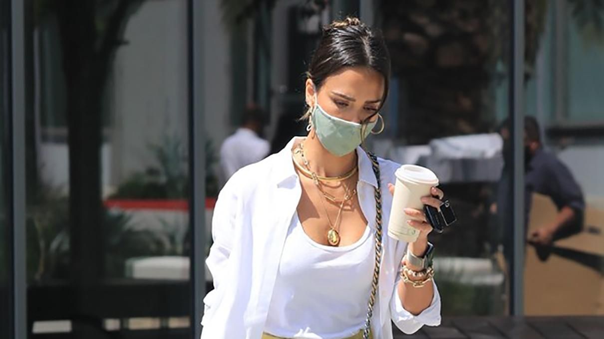 Джессіка Альба вирушила у літньому образі на прогулянку, який можна легко повторити: фото Джессіка Альба вирушила у літньому образі на прогулянку, який можна легко повторити: фото