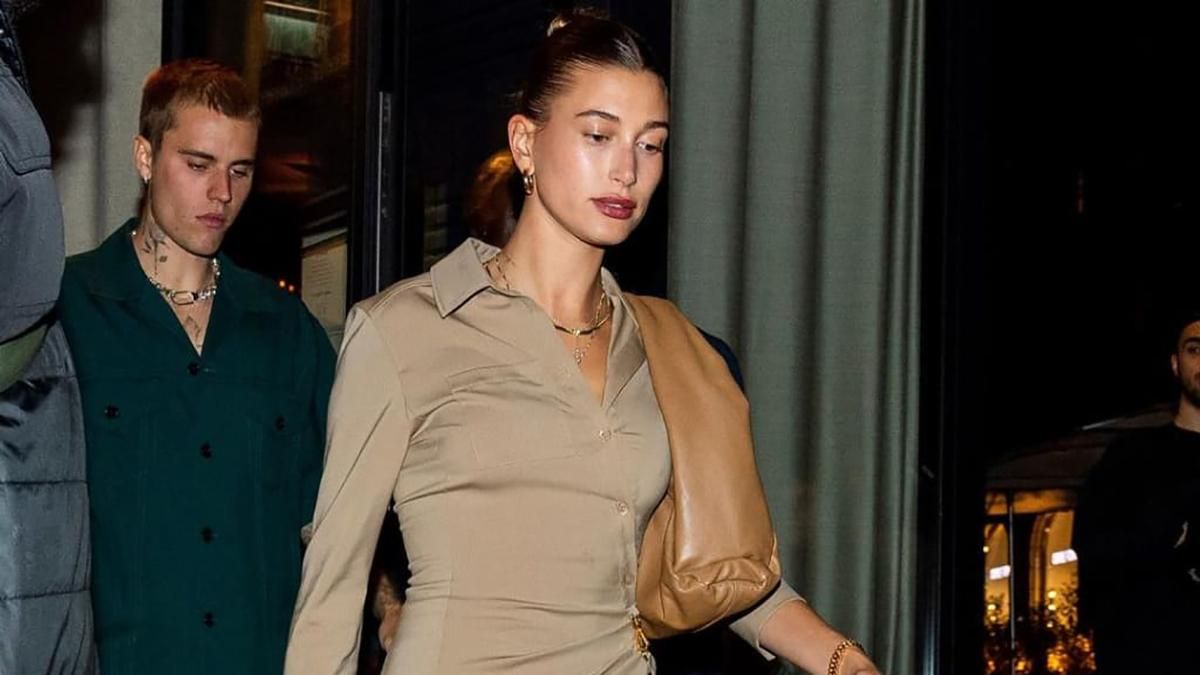 Хейли Бибер прогулялась по Парижу в эксклюзивном бежевом костюме Jacquemus: стильные кадры Хейли Бибер прогулялась по Парижу в эксклюзивном бежевом костюме Jacquemus: стильные кадры