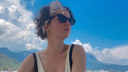 Оля Цибульская выпятила грудь на пляже: сексуальные фото из отпуска