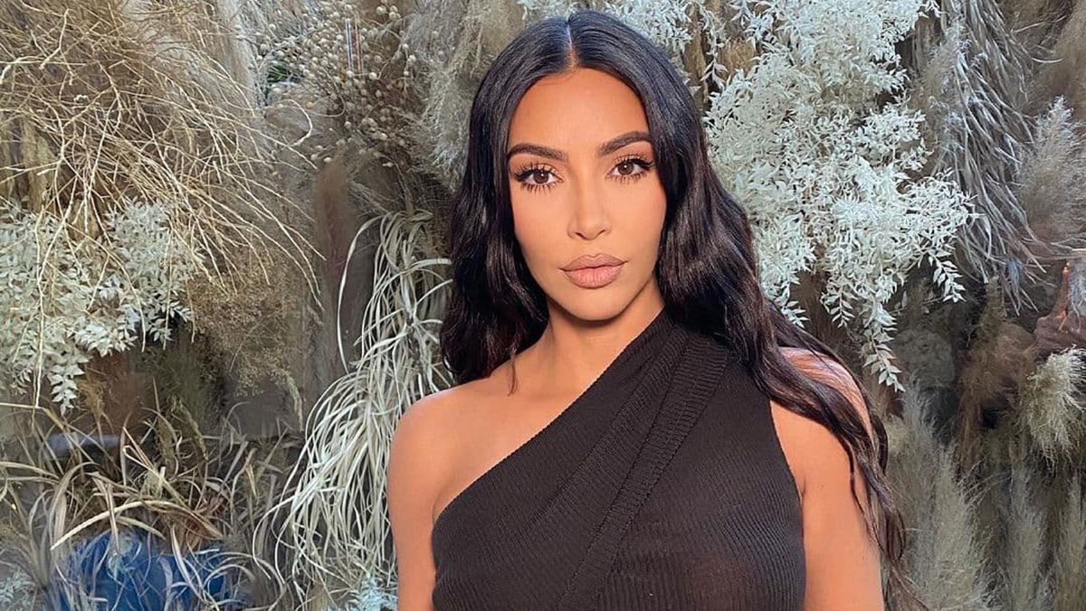 Ким Кардашян очаровала новым образом в длинном обтягивающем платье: безупречный аутфит Ким Кардашян очаровала новым образом в длинном обтягивающем платье: безупречный аутфит