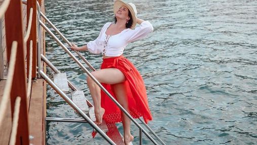 Оля Цибульская позировала в юбке с высоким разрезом: горячие фото из Турции