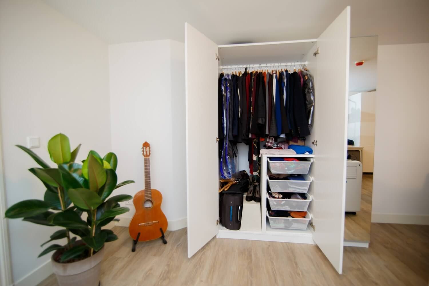 Місткий гардероб в маленькій спальні: ідеї для підтримання порядку 