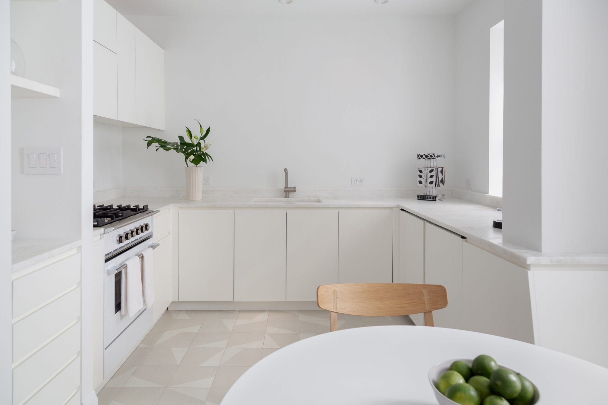 Белоснежные стены и античная колонна: фото квартиры в Нью-Йорке, что поражает своим дизайном Белоснежные стены и античная колонна: фото квартиры в Нью-Йорке, что поражает своим дизайном