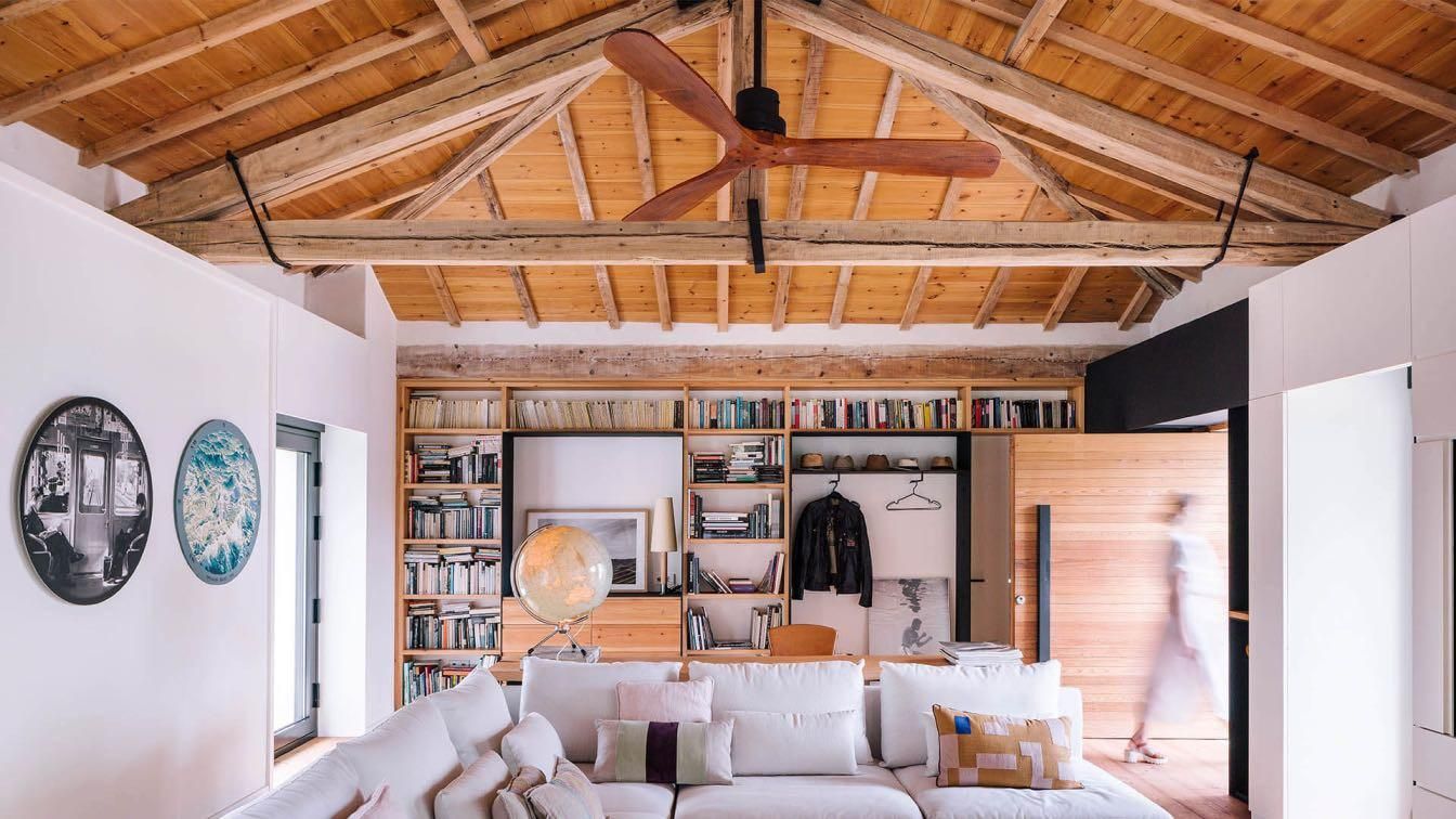 Зі старої конюшні в дерев'яний дім для відпочинку: результат фантастичної реконструкції Зі старої конюшні в дерев'яний дім для відпочинку: результат фантастичної реконструкції