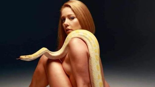 Тіна Кароль позувала повністю оголеною: приголомшливі кадри зі змією