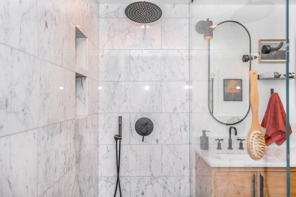 Какую плитку выбрать для ванной комнаты: 12 долговечных вариантов