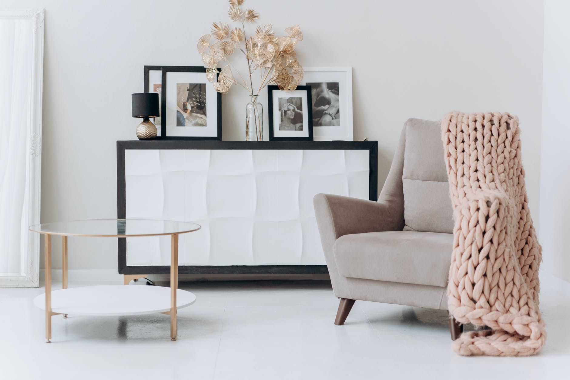 10 бюджетных способов вдохнуть новую жизнь в устаревшую и дешевую мебель