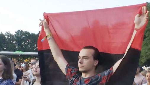 Охрана хотела вывести парня, пришедшего на концерт Меладзе в Киеве с красно-черным флагом