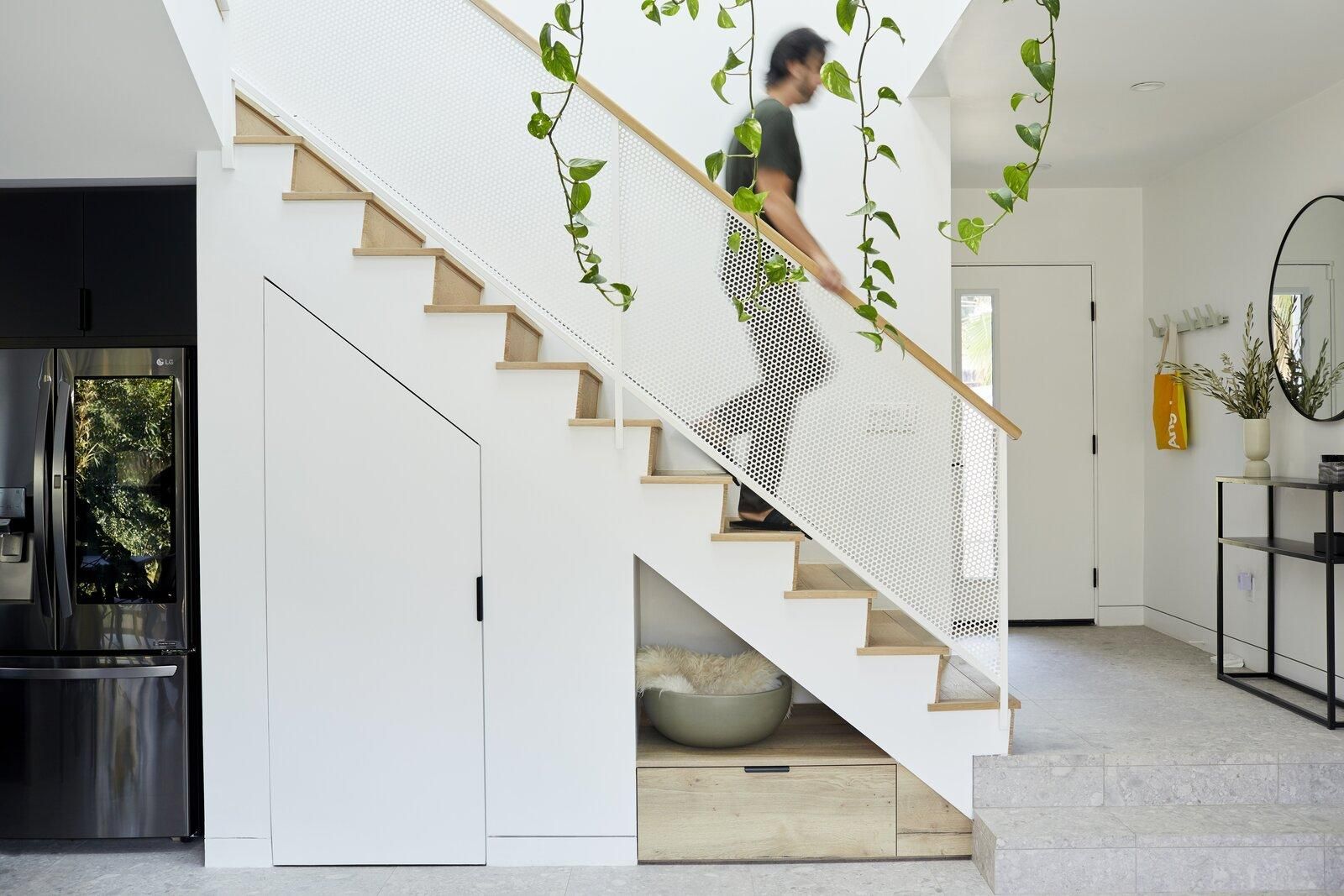 Як організувати зручне зберігання під сходами: 15 дизайнерських ідей з фото 