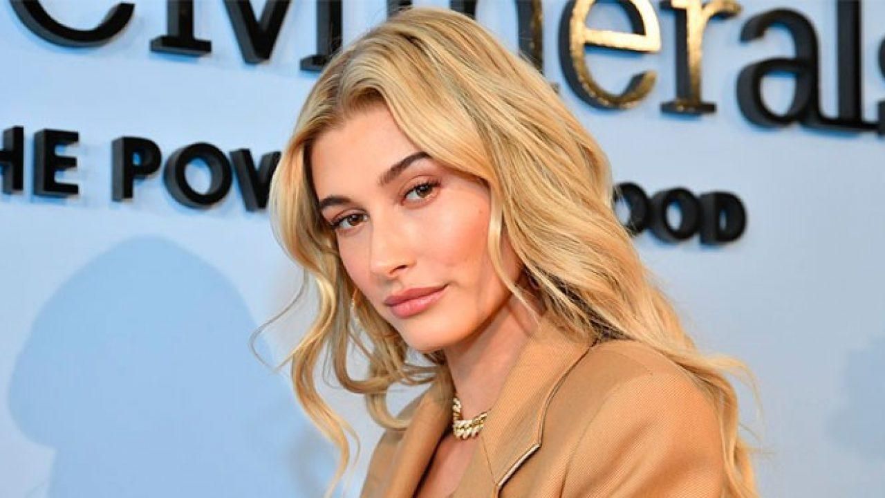 Гейлі Бібер приїхала на показ Saint Laurent Гейлі Бібер приїхала на показ Saint Laurent