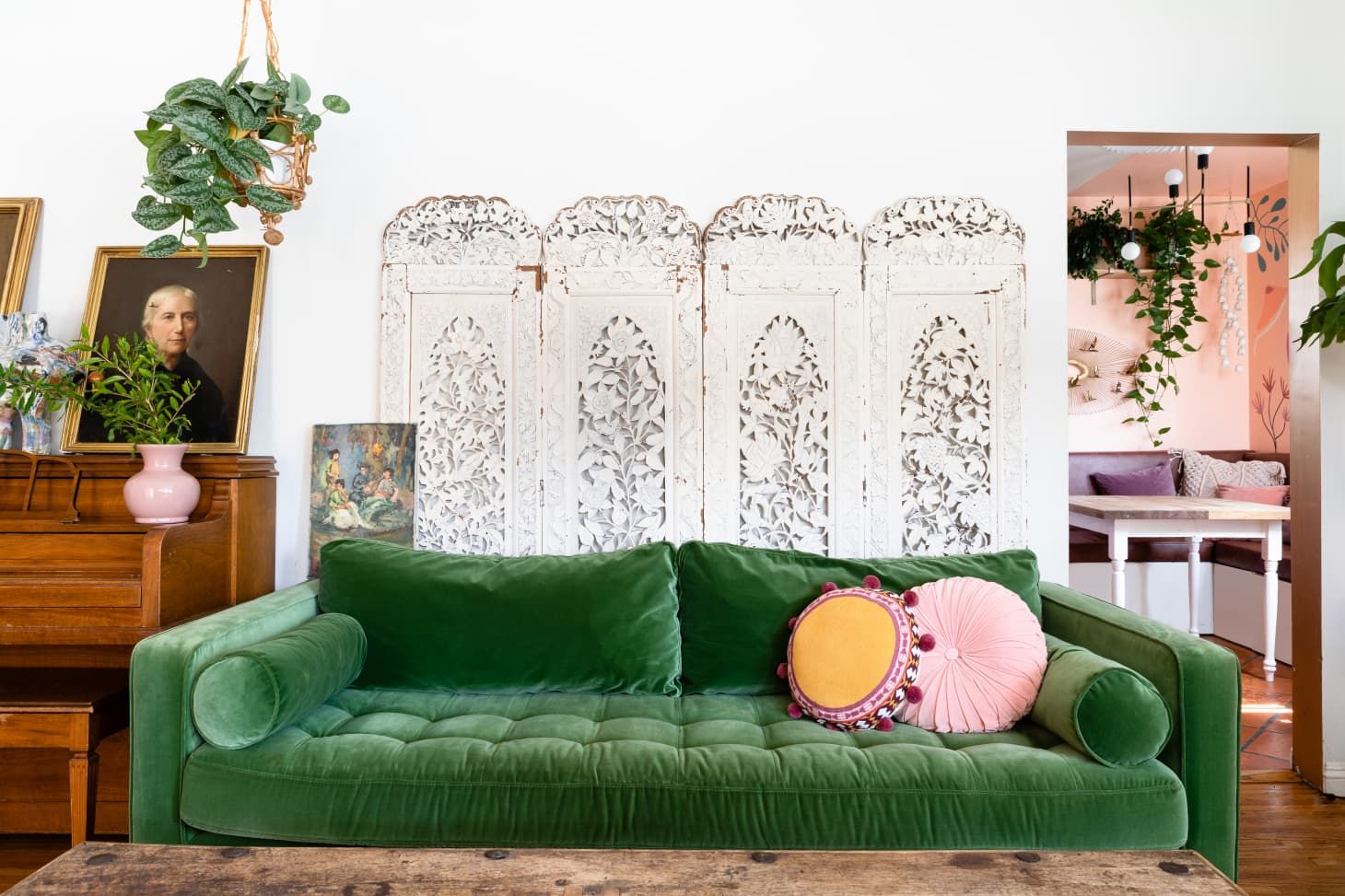 Искусство и винтаж: как легко и стильно заполнить пространство над диваном 
