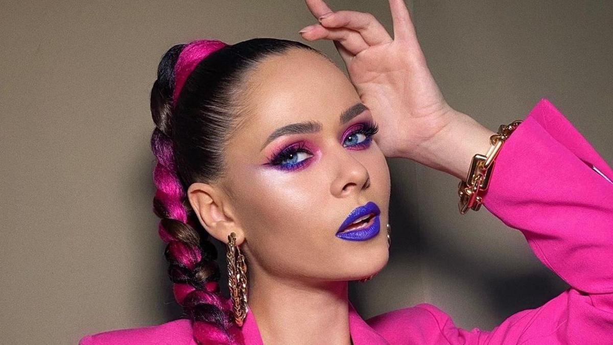 Чарівний образ Юлії Саніної Чарівний образ Юлії Саніної