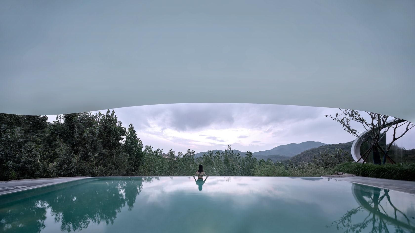 Хрустальная раковина среди гор: фантастические фото панорамного бассейна в Китае - Дизайн 24