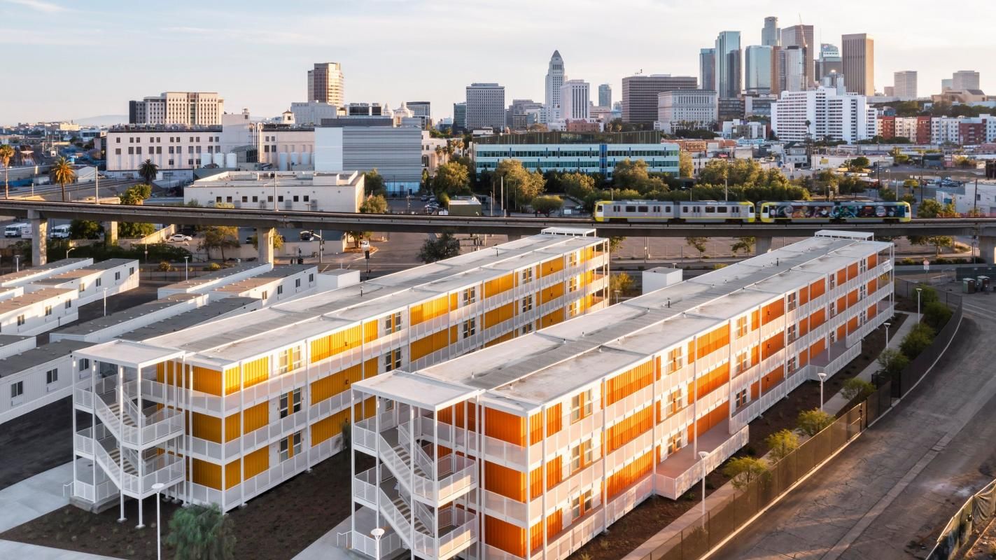 Триповерхові будинки зі старих транспортних контейнерів Триповерхові будинки зі старих транспортних контейнерів