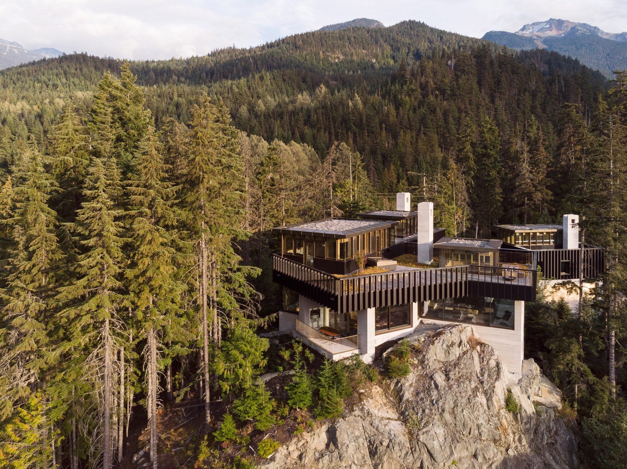 Над прірвою: ідеальний відступ для відпочинку на канадському гірському курорті - Дизайн 24