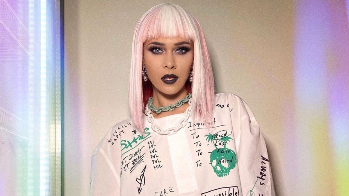 Юлія Саніна в білій туніці та перуці: фото Юлія Саніна в білій туніці та перуці: фото