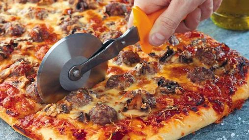 Ситна піца з фрикадельками на тонкому тісті: домашній рецепт