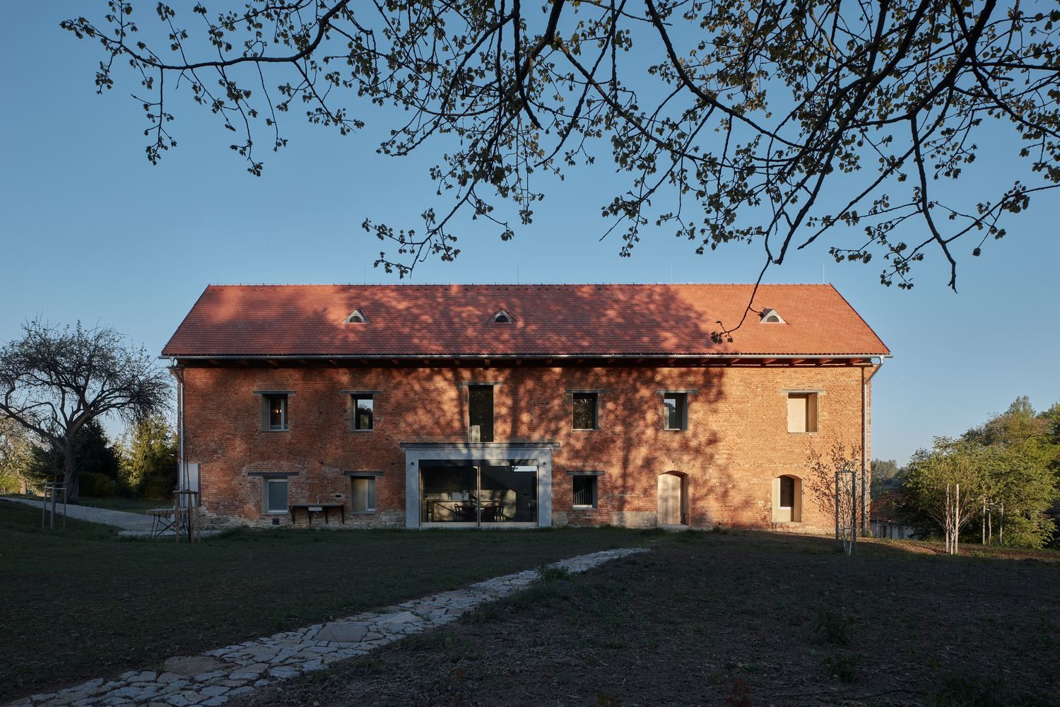 Дом внутри руин: грандиозная реконструкция заброшенной усадьбы в Чехии - Дизайн 24