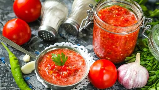 Заготовки на зиму: класичний рецепт аджики з помідорами та часником