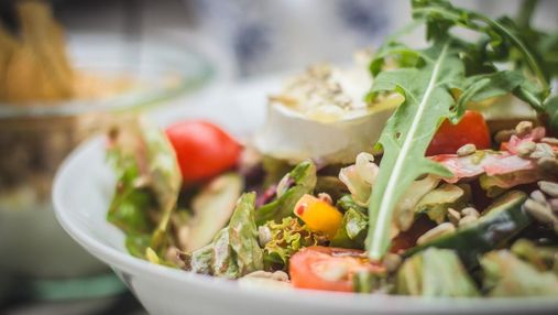 Легкий салат с арбузом, томатами и фетой: рецепт от шеф-повара