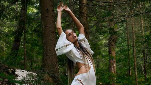 Алла Костромічова зачарувала образом у білій сукні з кропиви серед карпатського лісу: фото