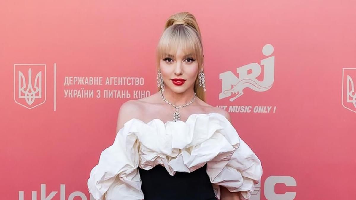 Оля Полякова очаровала новой прической и взрывным образом на красной дорожке: яркие фото Оля Полякова очаровала новой прической и взрывным образом на красной дорожке: яркие фото