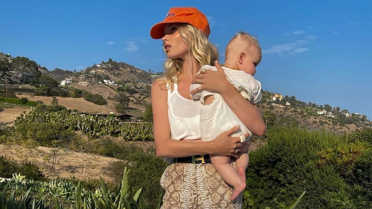 Штани у зміїний принт за 23 тисячі гривень і оранжева кепка: Ельза Госк приголомшила новим образ - Fashion Штани у зміїний принт за 23 тисячі гривень і оранжева кепка: Ельза Госк приголомшила новим образ - Fashion