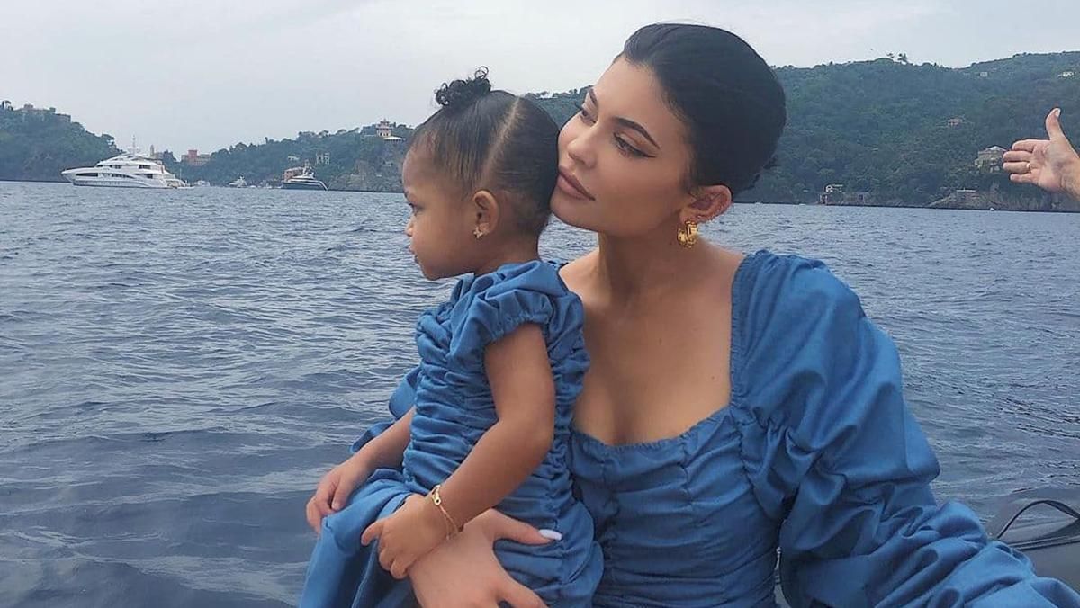 В одном стиле: 11 безупречных образов Кайли Дженнер с дочкой Сторми В одном стиле: 11 безупречных образов Кайли Дженнер с дочкой Сторми