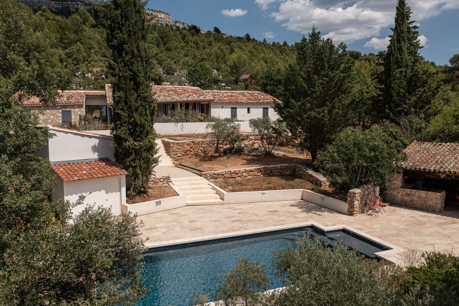 У затінку гір Провансу: затишна вілла, яка поєднує класику та сучасність - Дизайн 24 У затінку гір Провансу: затишна вілла, яка поєднує класику та сучасність - Дизайн 24