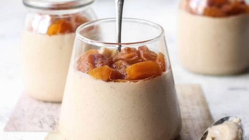 Панакота з абрикосами: вишуканий вершковий десерт просто в склянці