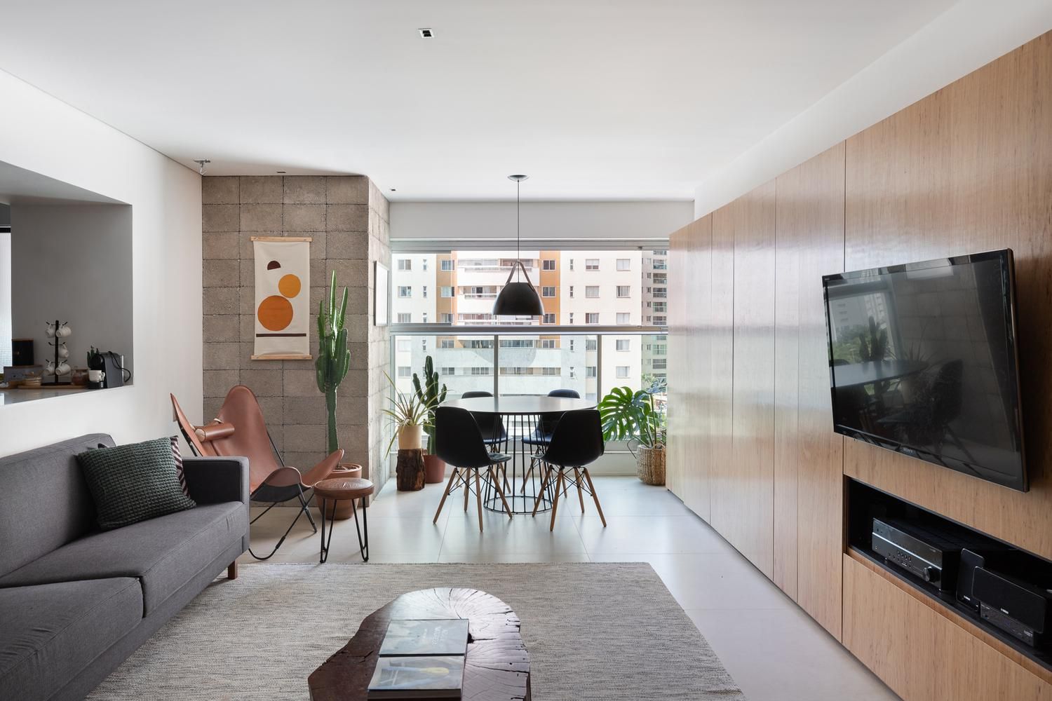 Гамак та вишуканий мінімалізм: як виглядає неймовірна квартира в Бразилії - Дизайн 24 Гамак та вишуканий мінімалізм: як виглядає неймовірна квартира в Бразилії - Дизайн 24