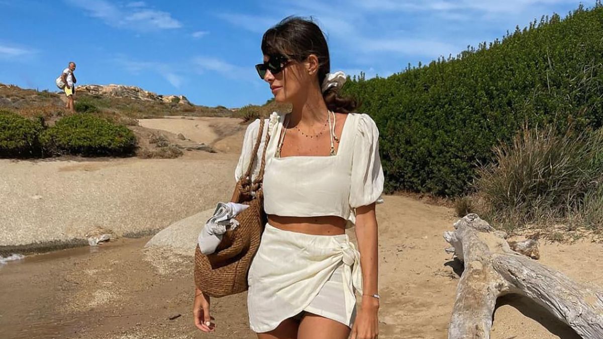 Жюли Феррери выбирает в последние летние дни белый костюм из льна: стильное фото Жюли Феррери выбирает в последние летние дни белый костюм из льна: стильное фото