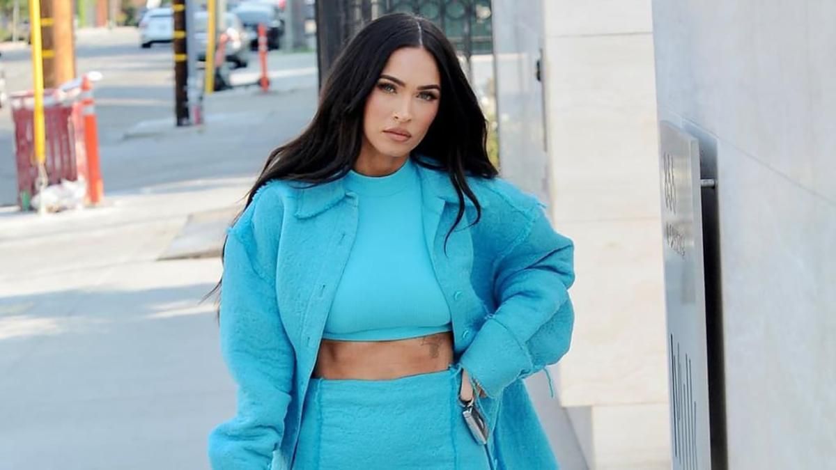 Меган Фокс показала стильный образ в трендовом наряде голубого цвета: роскошные фото Меган Фокс показала стильный образ в трендовом наряде голубого цвета: роскошные фото