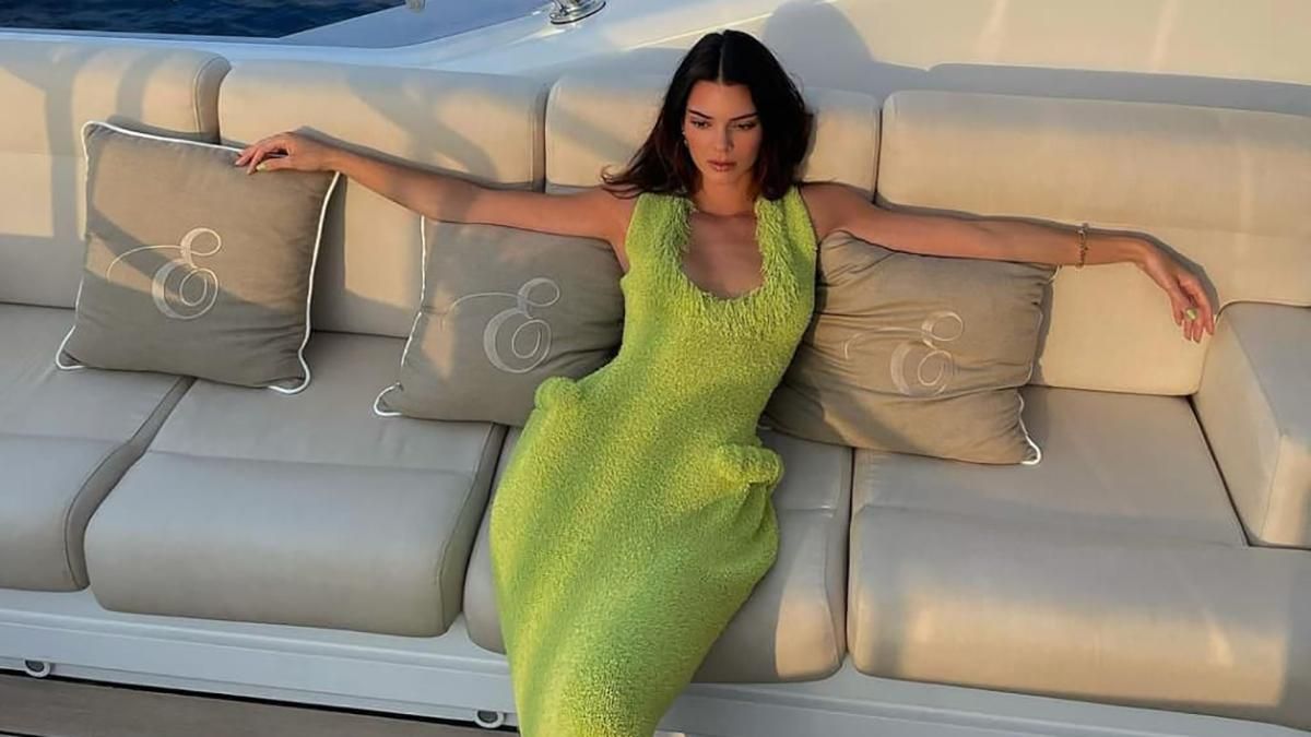 Кендалл Дженнер вирушила на прогулянку в сукні Bottega Veneta з накладними "бедрами": фото - Fashion Кендалл Дженнер вирушила на прогулянку в сукні Bottega Veneta з накладними "бедрами": фото - Fashion