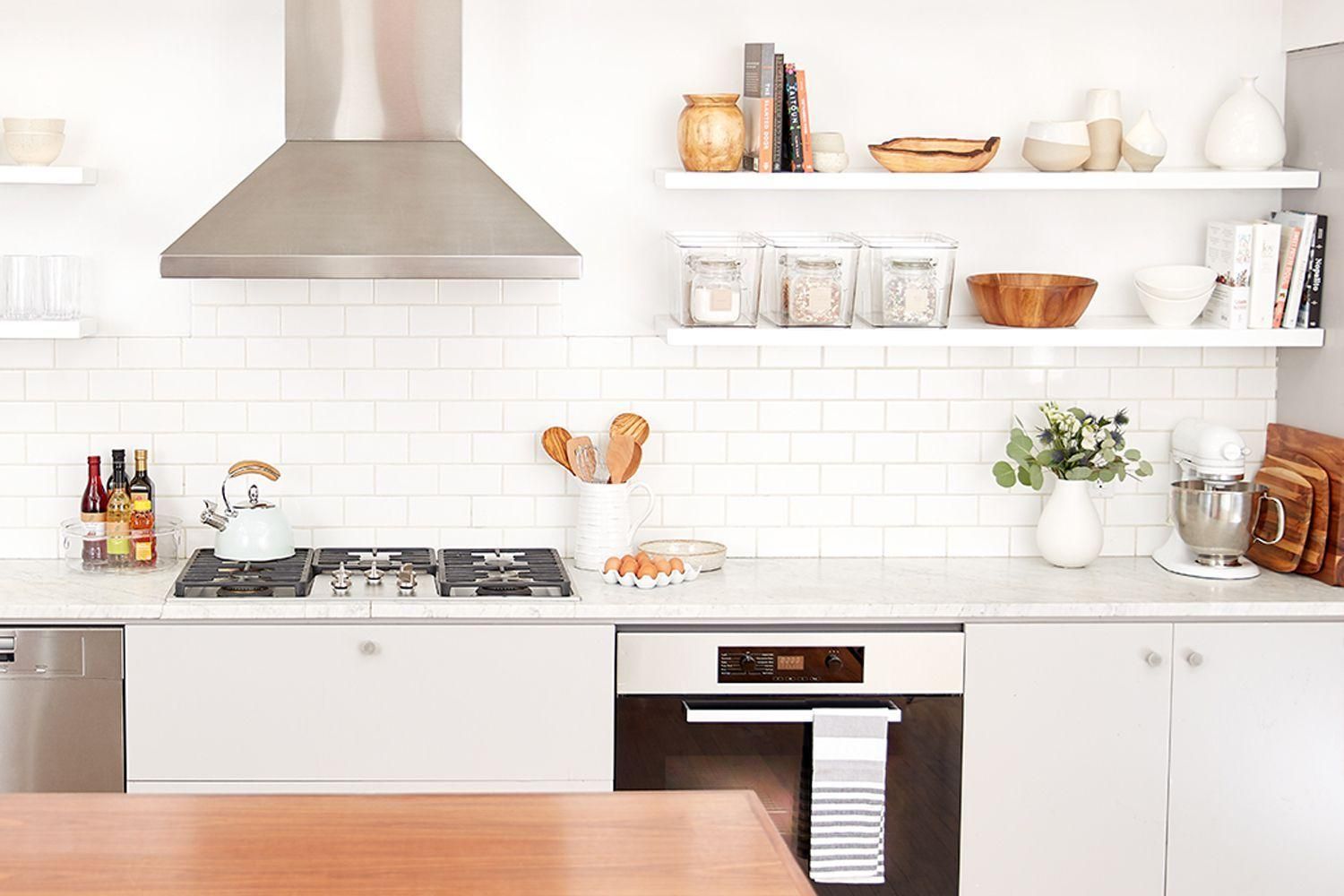 Як оформити відкриті полиці в кухні: 10 красивих ідей - Дизайн 24