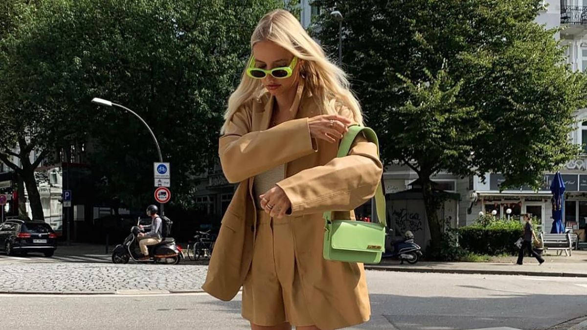 Тренды осени 2021: Леони Ханна показывает с чем носить высокие сапоги на каблуке Тренды осени 2021: Леони Ханна показывает с чем носить высокие сапоги на каблуке